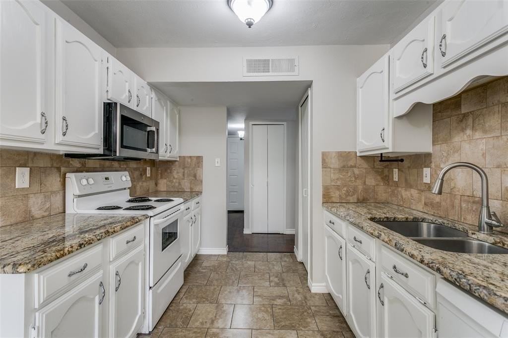 3929 Commonwealth Drive - Photo 3 of 26