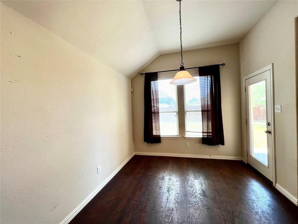 5201 Pinewood Dr - Photo 7 of 24