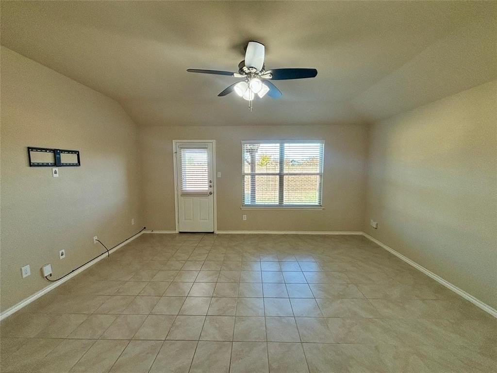 1029 Decker Drive - Photo 5 of 17