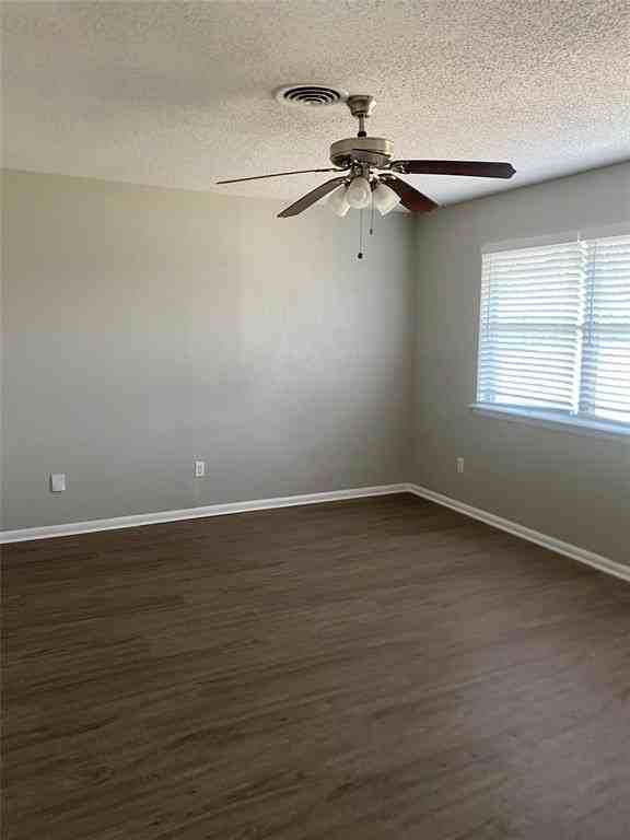 4927 Eastgate Cir - Photo 5 of 19