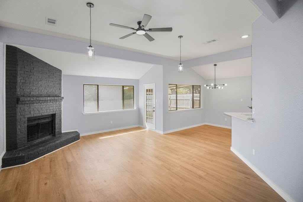 400 Kalmia Dr - Photo 5 of 30