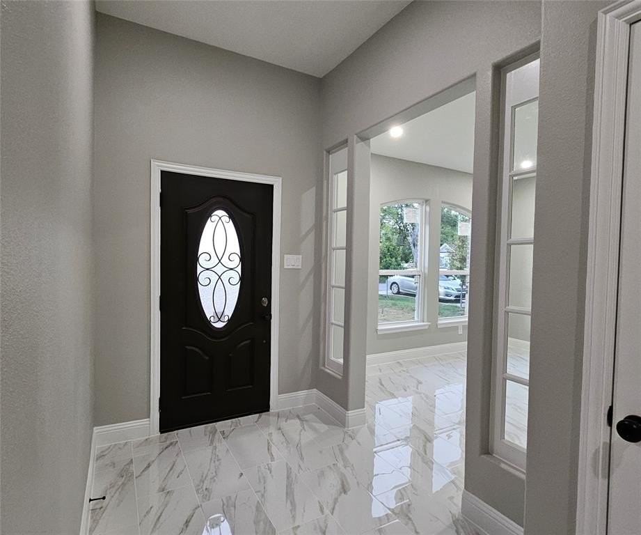 202 E 1st North St - Photo 4 of 36