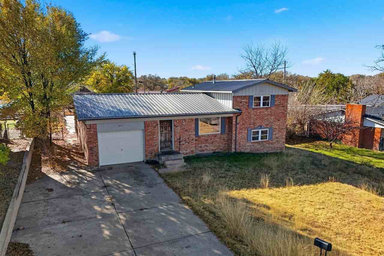 207 Circle Drive - Photo 2 of 31