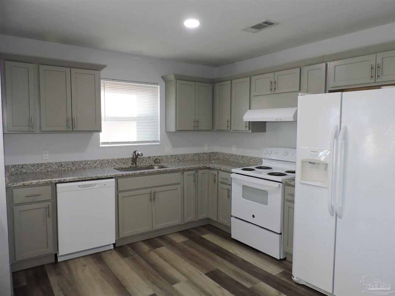 526 Briarwood Dr - Photo 2 of 26