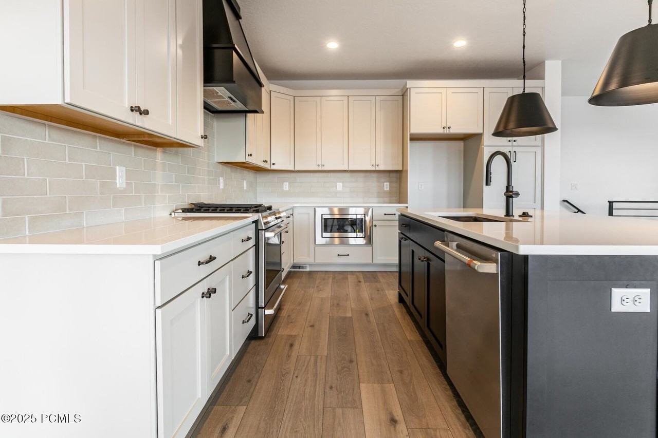 5996 Fairview Drive - Photo 7 of 25