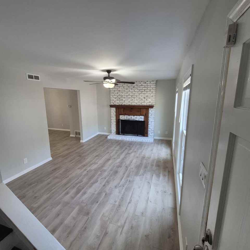 195 Springdale Ct #1 - Photo 3 of 10