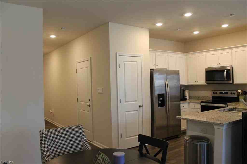 1523 Stanford Lane - Photo 3 of 19