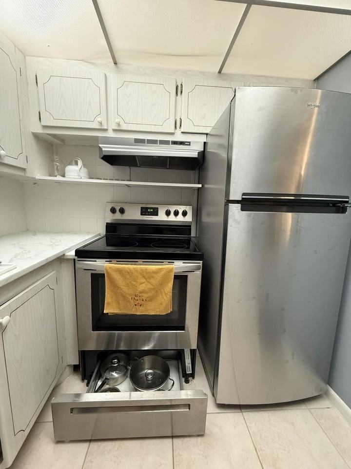 322 Tilford Crescent #322 - Photo 7 of 38