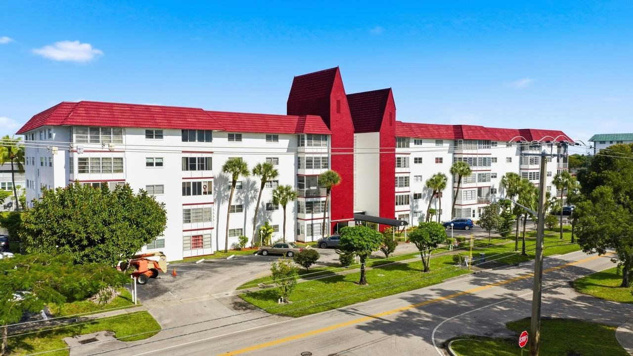 4851 Northwest 21st Street #2P - Photo 5 of 36