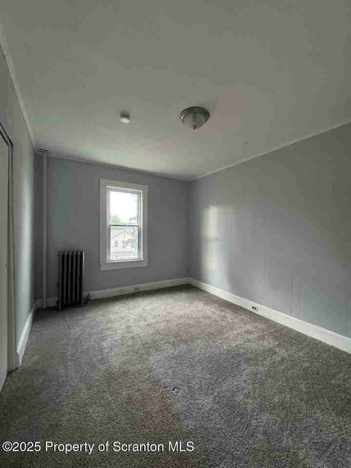 922 S Webster Ave - Photo 4 of 5