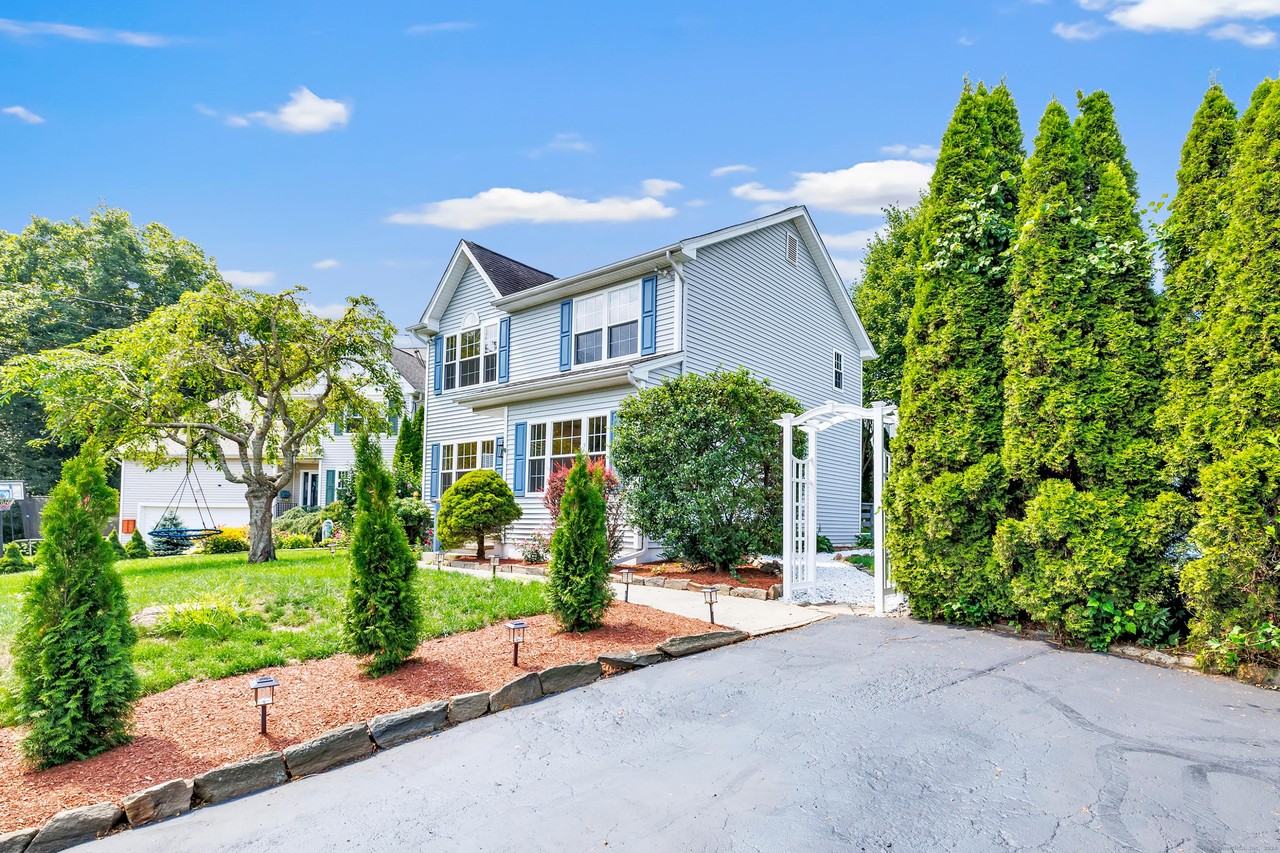 18 Kathryn Drive - Photo 2 of 37