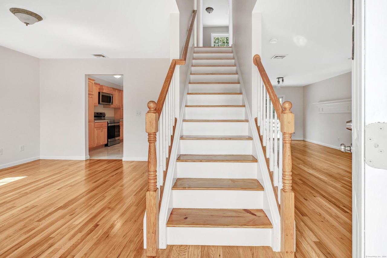 18 Kathryn Drive - Photo 4 of 37