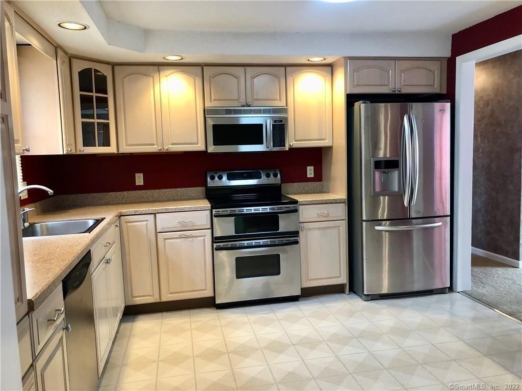 49 Cheshire Dr - Photo 3 of 34