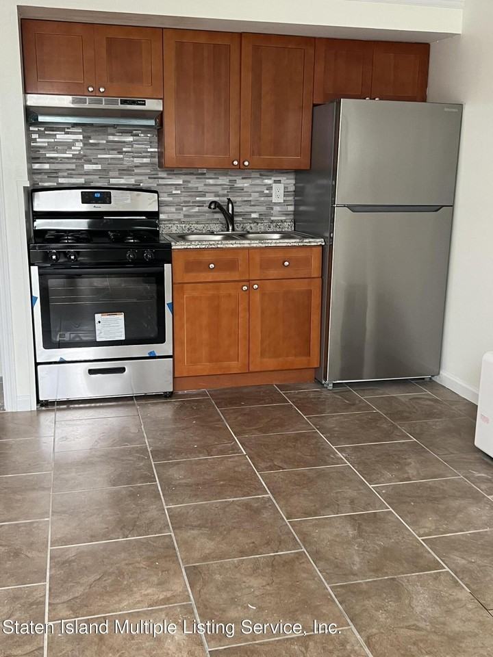 236 Van Pelt Ave - Photo 4 of 8