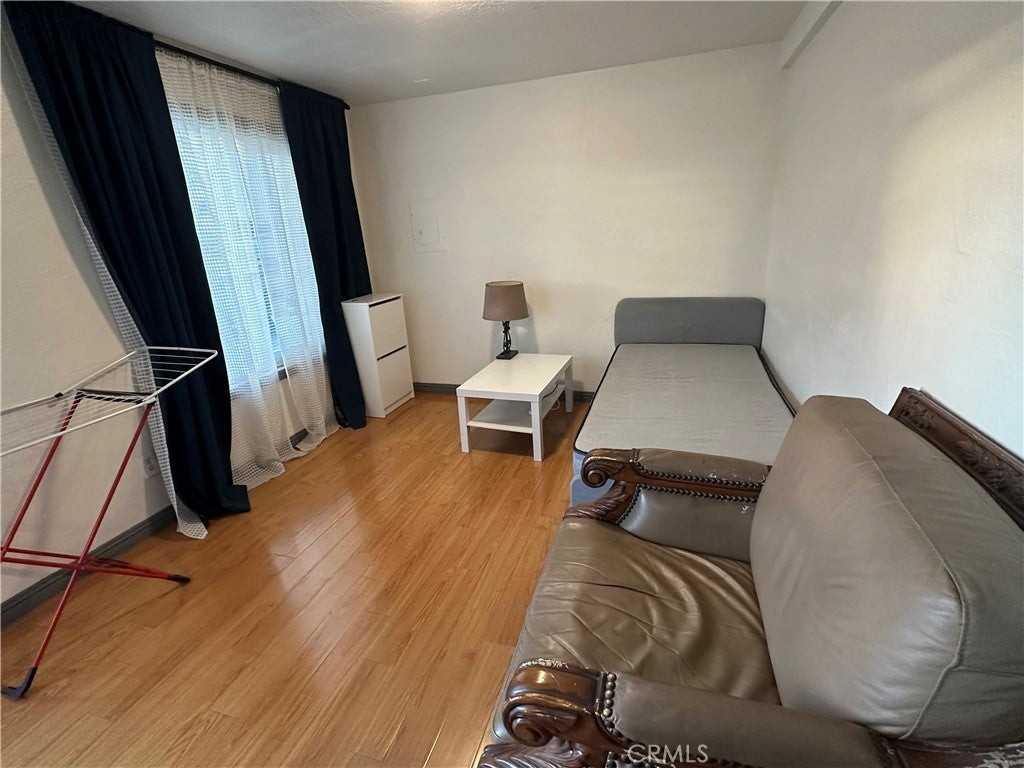 352 W Chevy Chase Dr - Photo 5 of 8