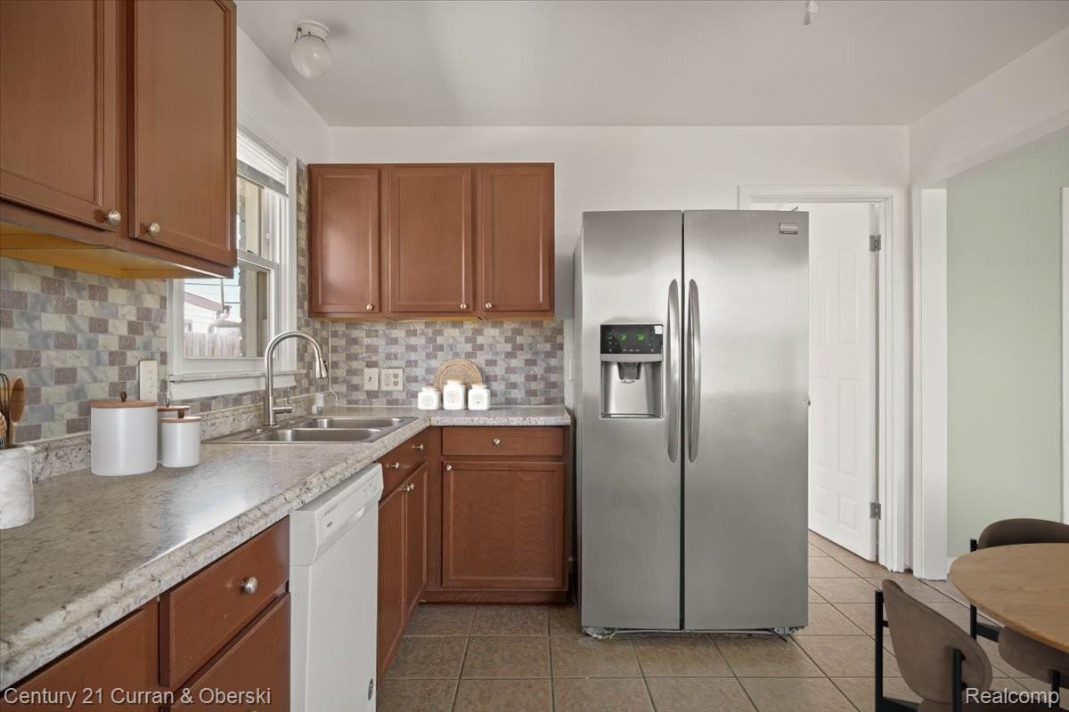 18627 Hinton Street - Photo 7 of 16