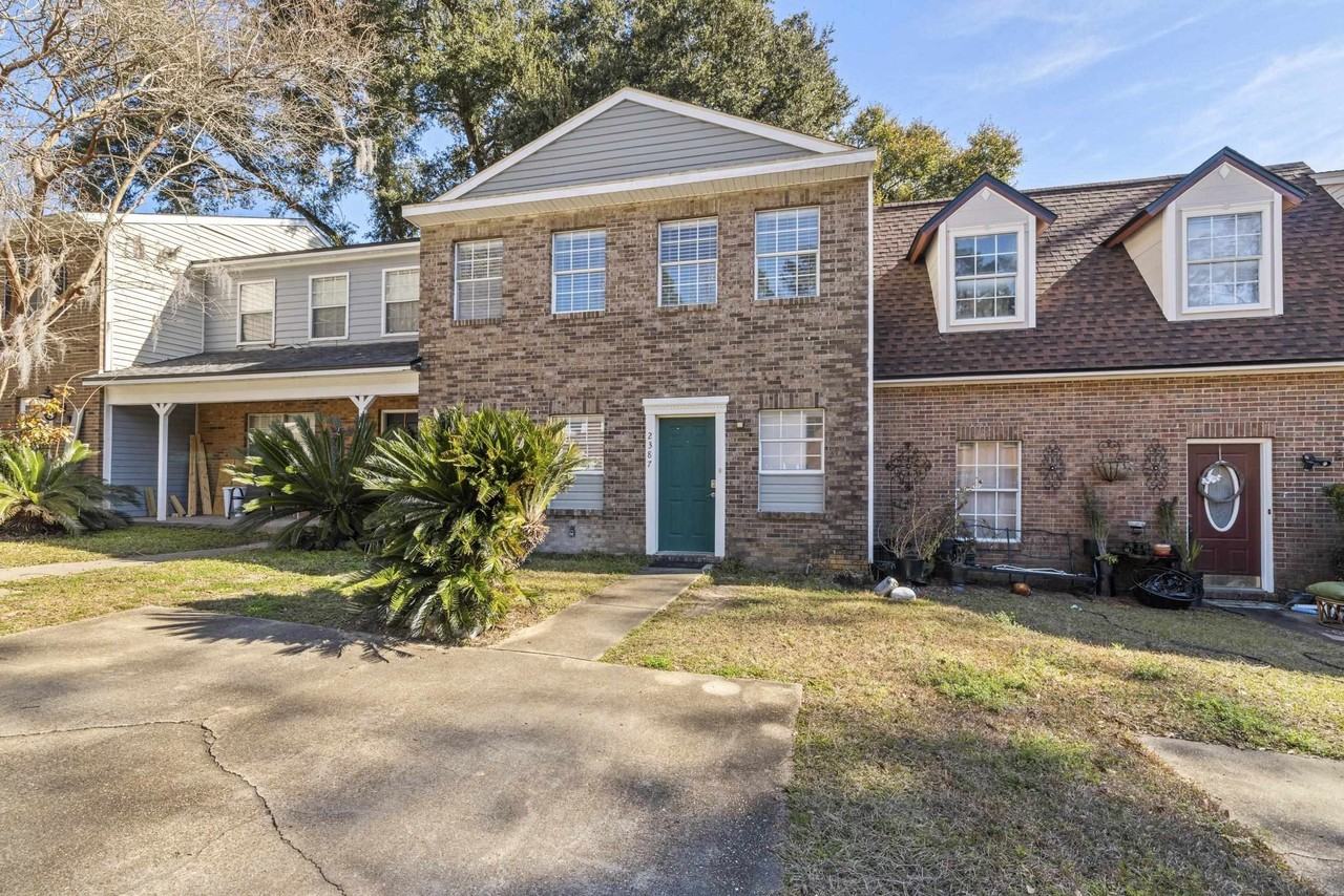 2387 Gregory Dr - Photo 2 of 30