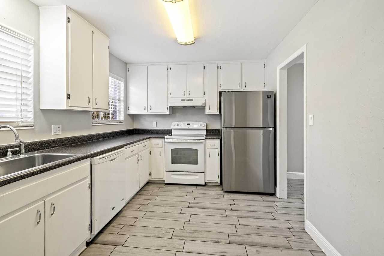 2387 Gregory Dr - Photo 7 of 30