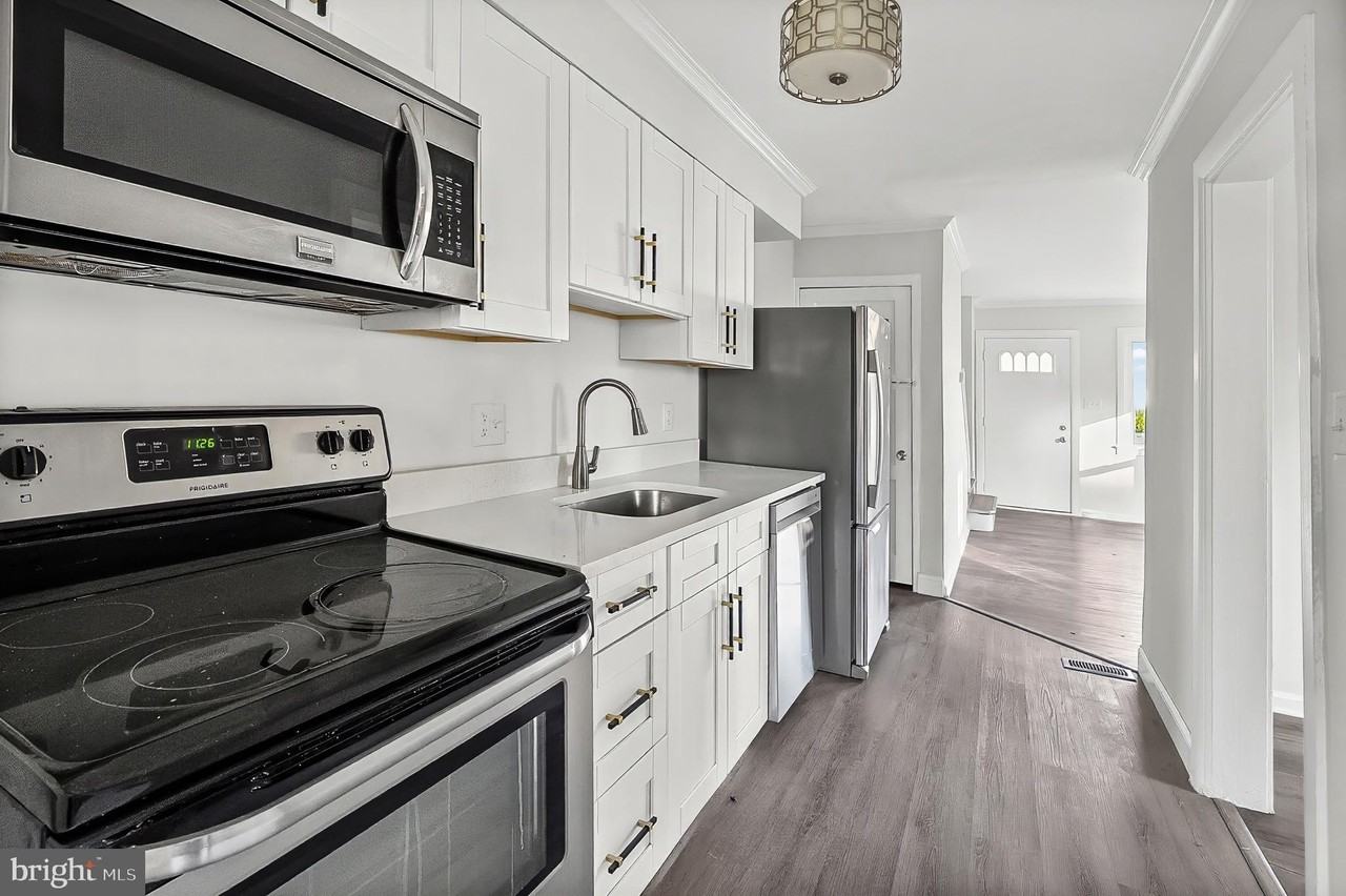 30 South Athol Avenue - Photo 6 of 20