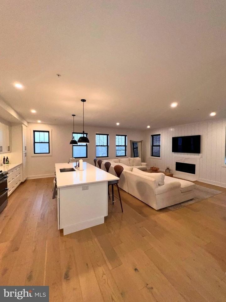 986 Henry Avenue - Photo 2 of 32