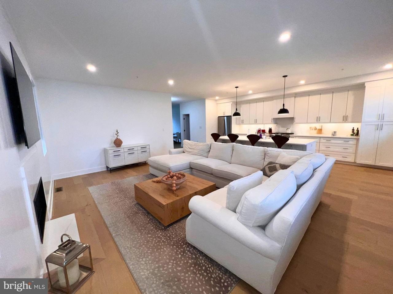 986 Henry Avenue - Photo 3 of 32