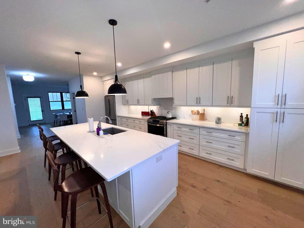 986 Henry Avenue - Photo 4 of 32