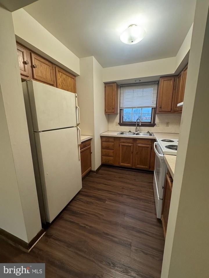 742 Newport Avenue - Photo 4 of 9