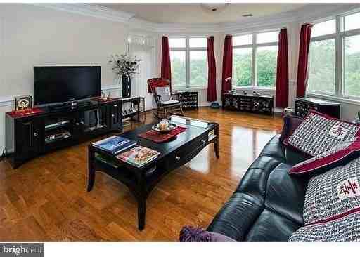 438 Carrson Terrace - Photo 6 of 23