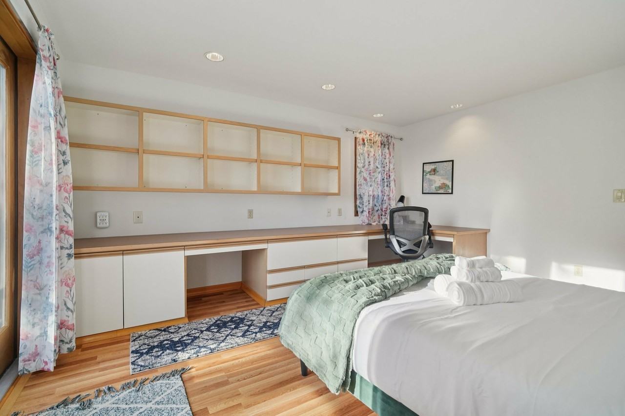 Sunset Avenue - Photo 4 of 37