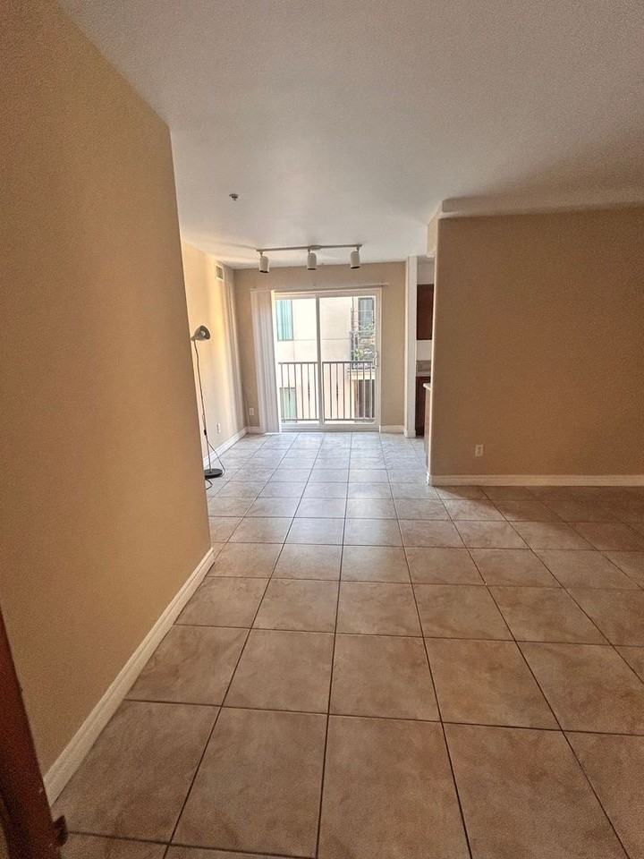 4006 - Photo 2 of 45