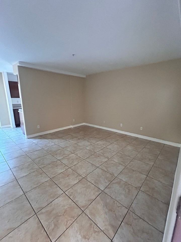 4006 - Photo 3 of 45