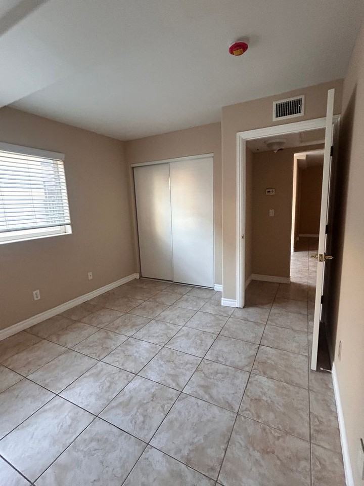 4006 - Photo 4 of 45