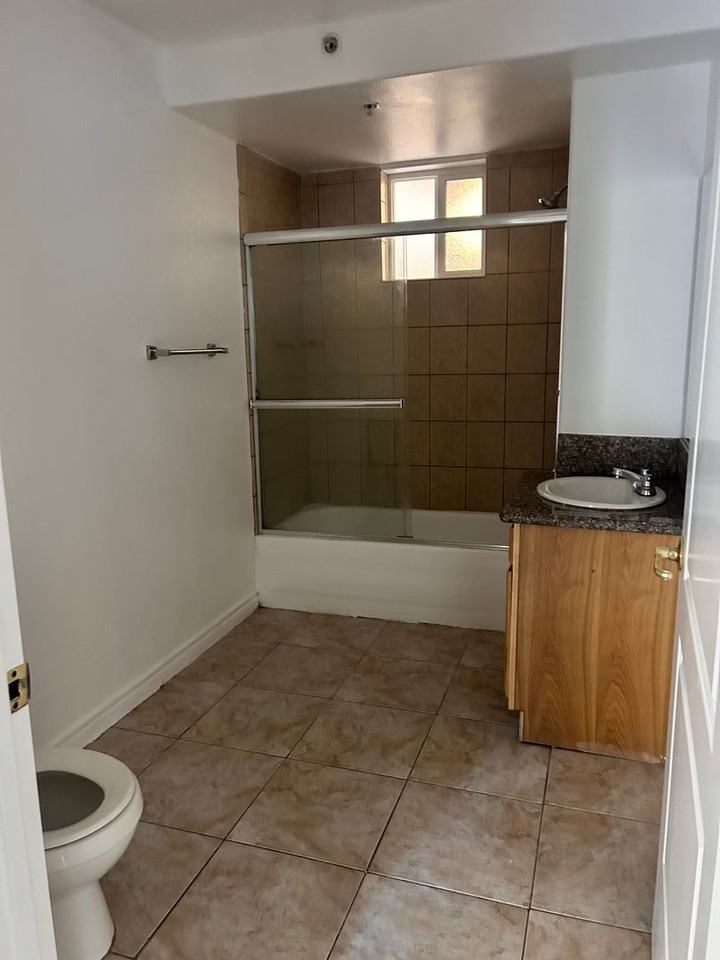 4006 - Photo 5 of 45