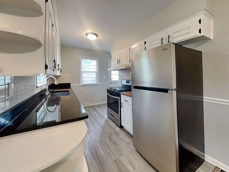 2728 Northeast 45th Street - Photo 4 of 15