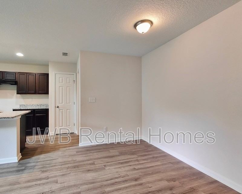 452 Malcross Avenue - Photo 4 of 8