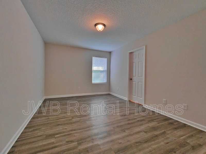 452 Malcross Avenue - Photo 6 of 8