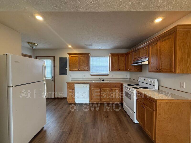 743 E Kings Carriage Blvd - Photo 2 of 13