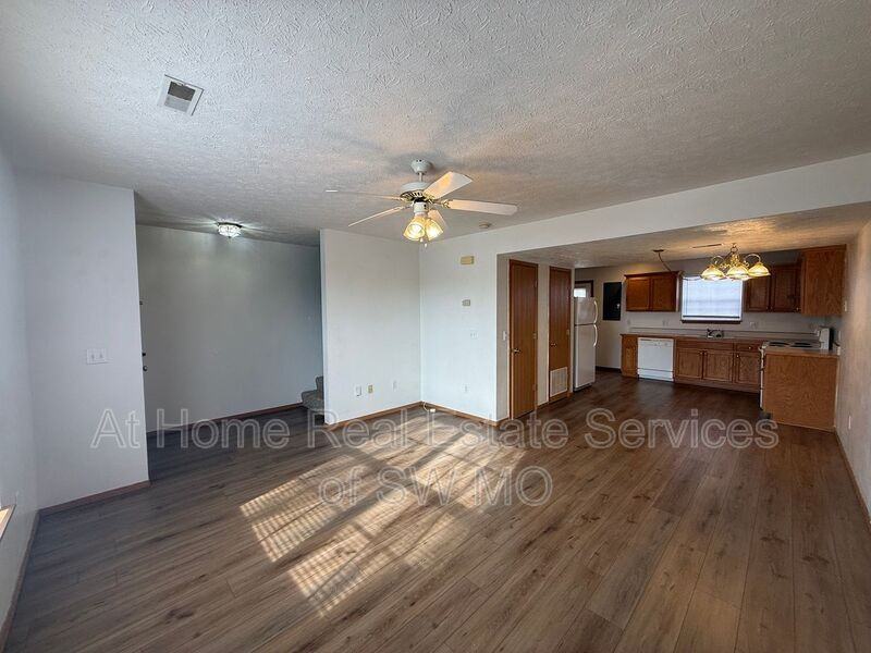 743 E Kings Carriage Blvd - Photo 3 of 13