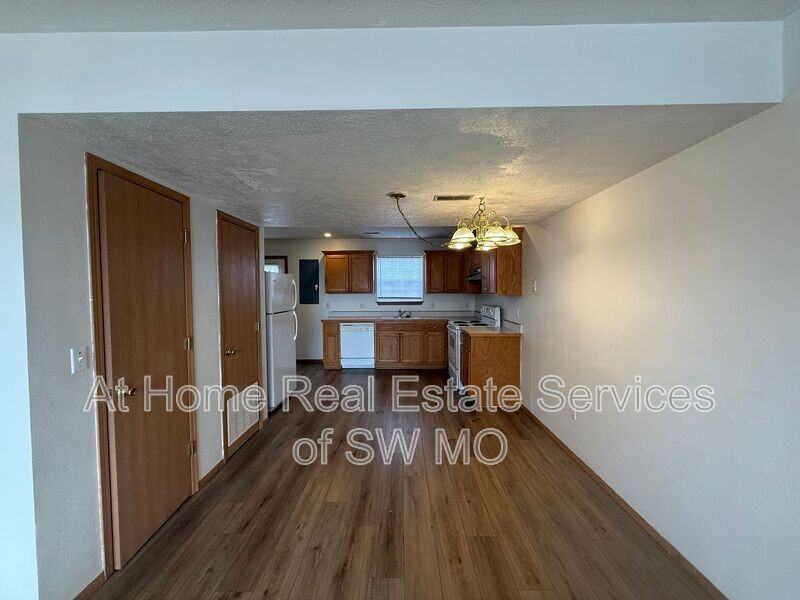 743 E Kings Carriage Blvd - Photo 4 of 13