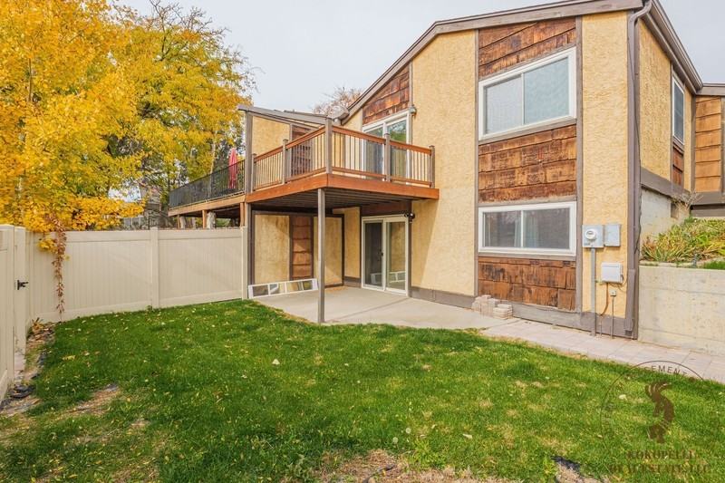 1043 Lakeside Drive - Photo 4 of 20