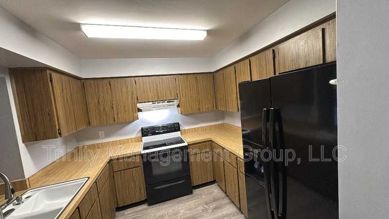 12275 Linden Dr - Photo 2 of 10