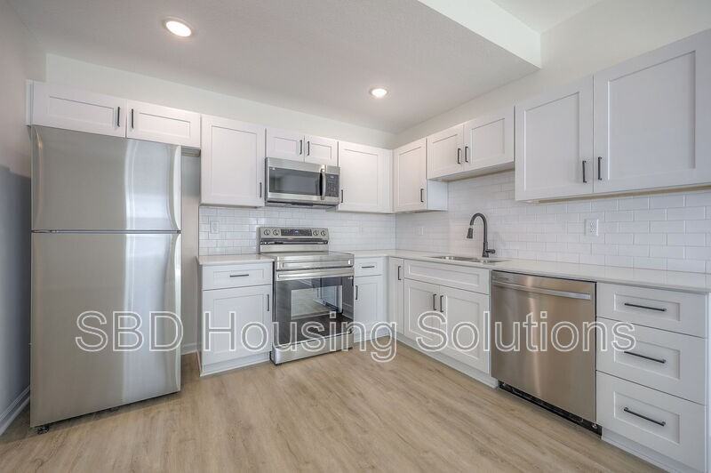 9013 85th Place - Photo 3 of 12