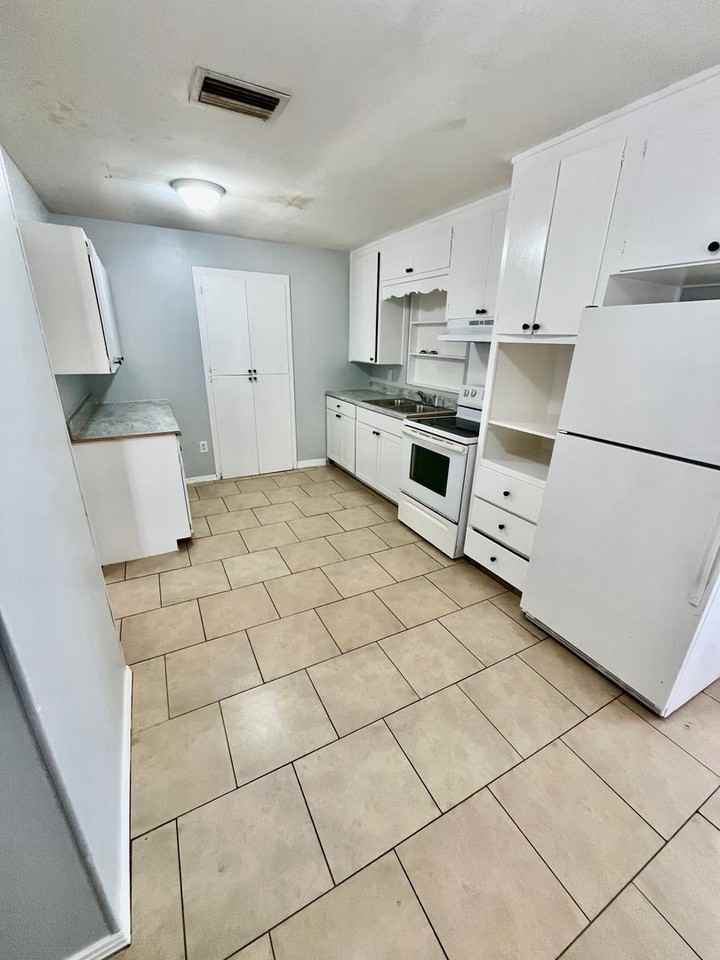 520 Norfolk Circle - Photo 2 of 10