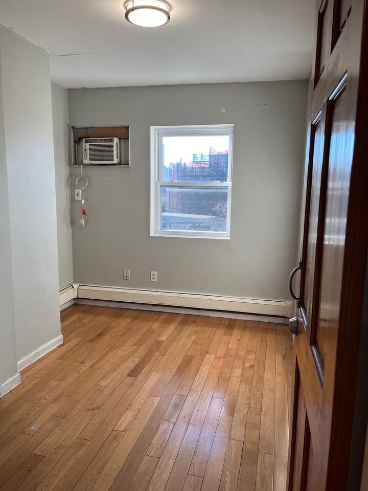 27-32 12th Street #3FL - Photo 6 of 8