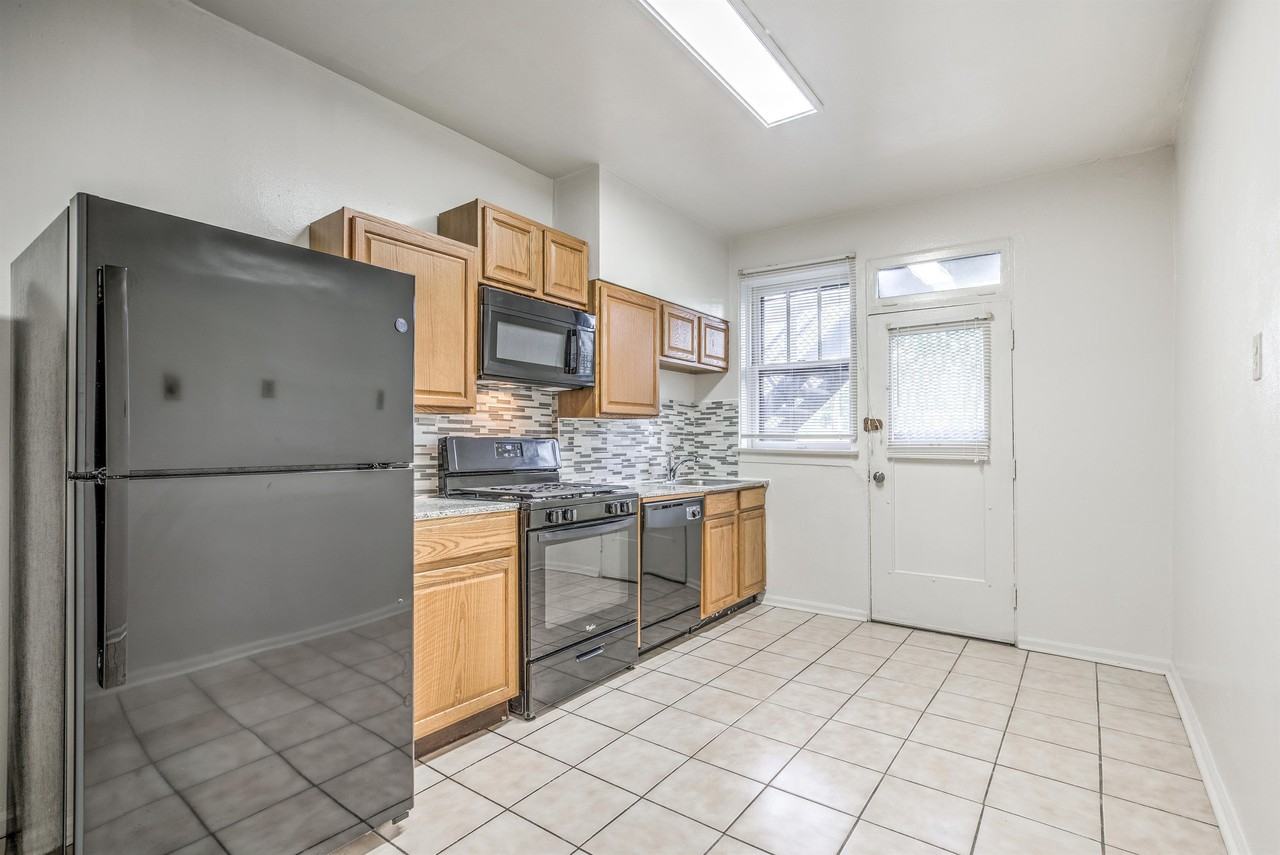 1722 Waverly Place - Photo 7 of 30