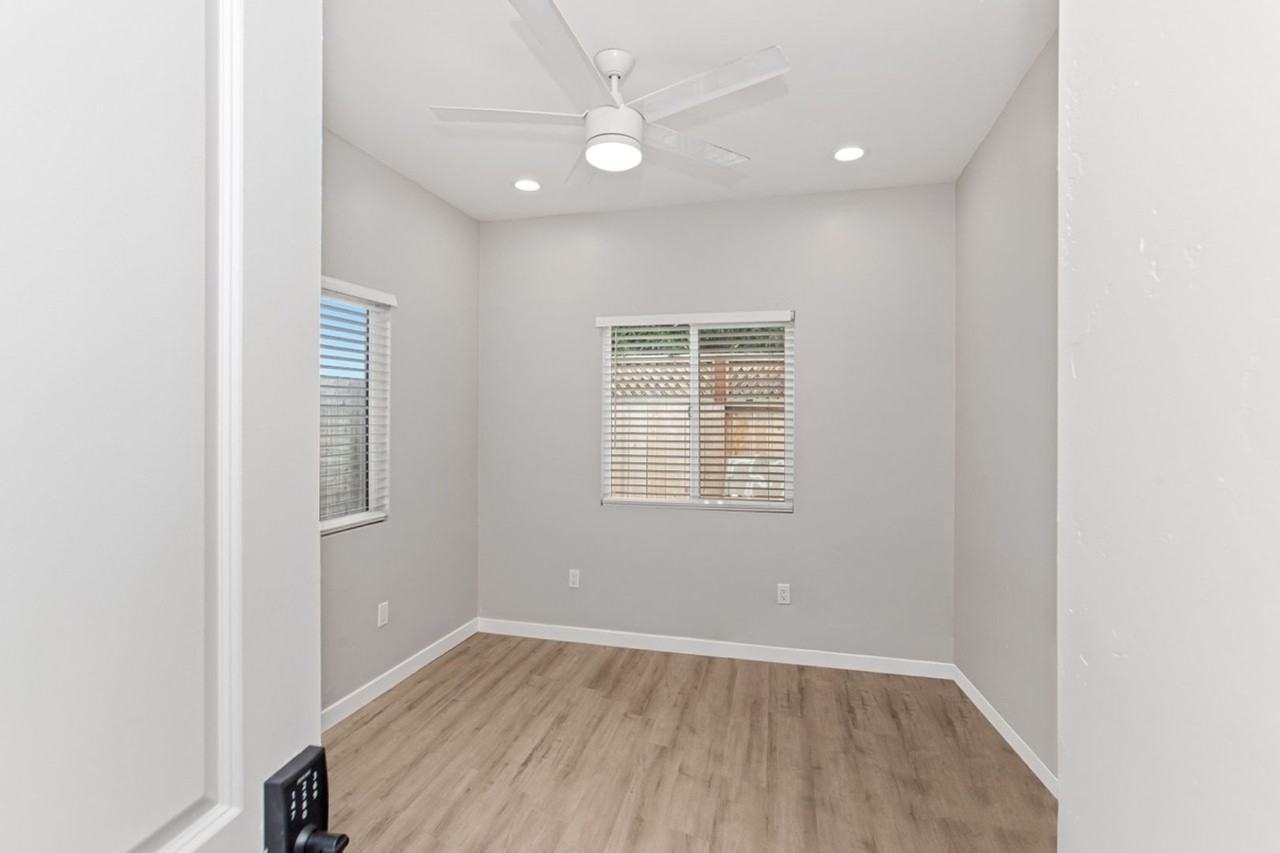 5042 54th St - Photo 7 of 24