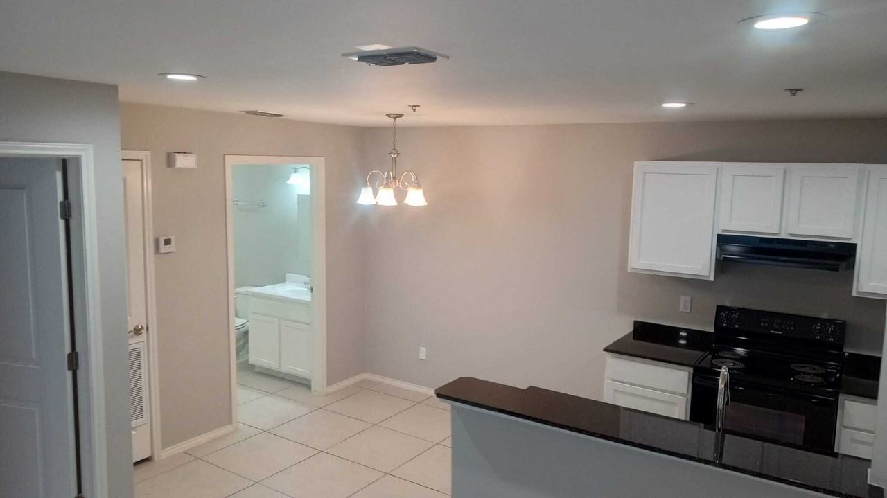 Mercedes Place Apartments - Photo 6 of 50