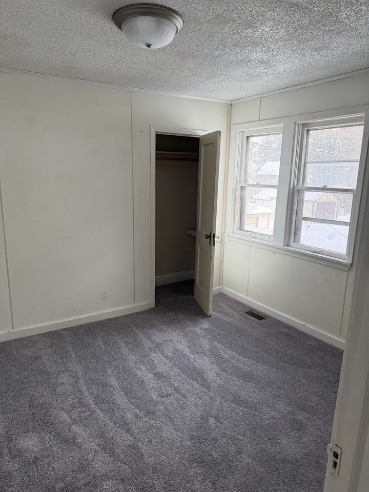 504 S 2nd Ave W - Photo 5 of 11