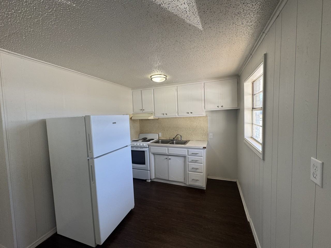 100 Georgia Place Apartments - Photo 3 of 12