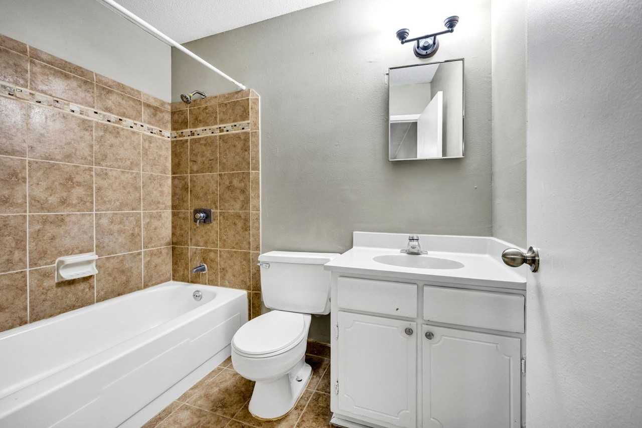 321 Cambout St - Photo 6 of 21